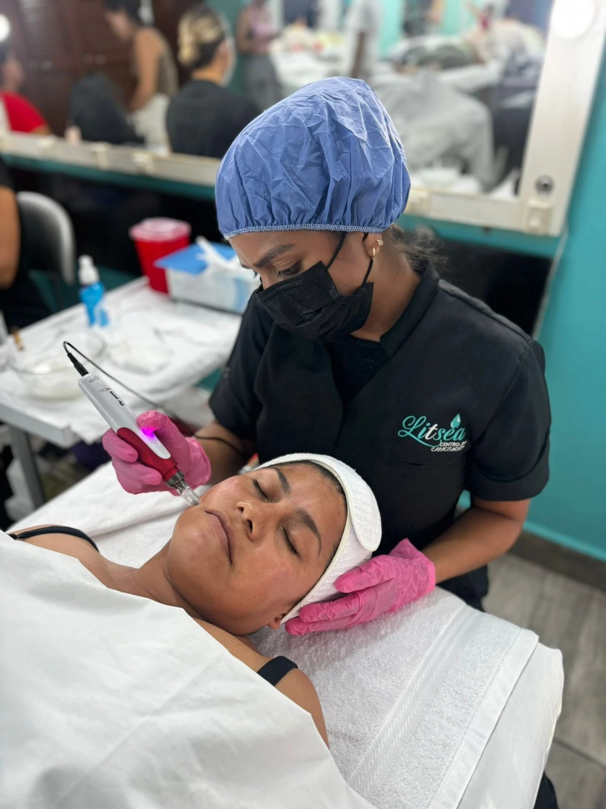Alumna en práctica de cosmetología en Litsea Centro de Capacitación