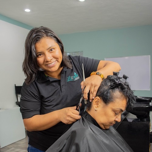 Cortando pelo a cliente