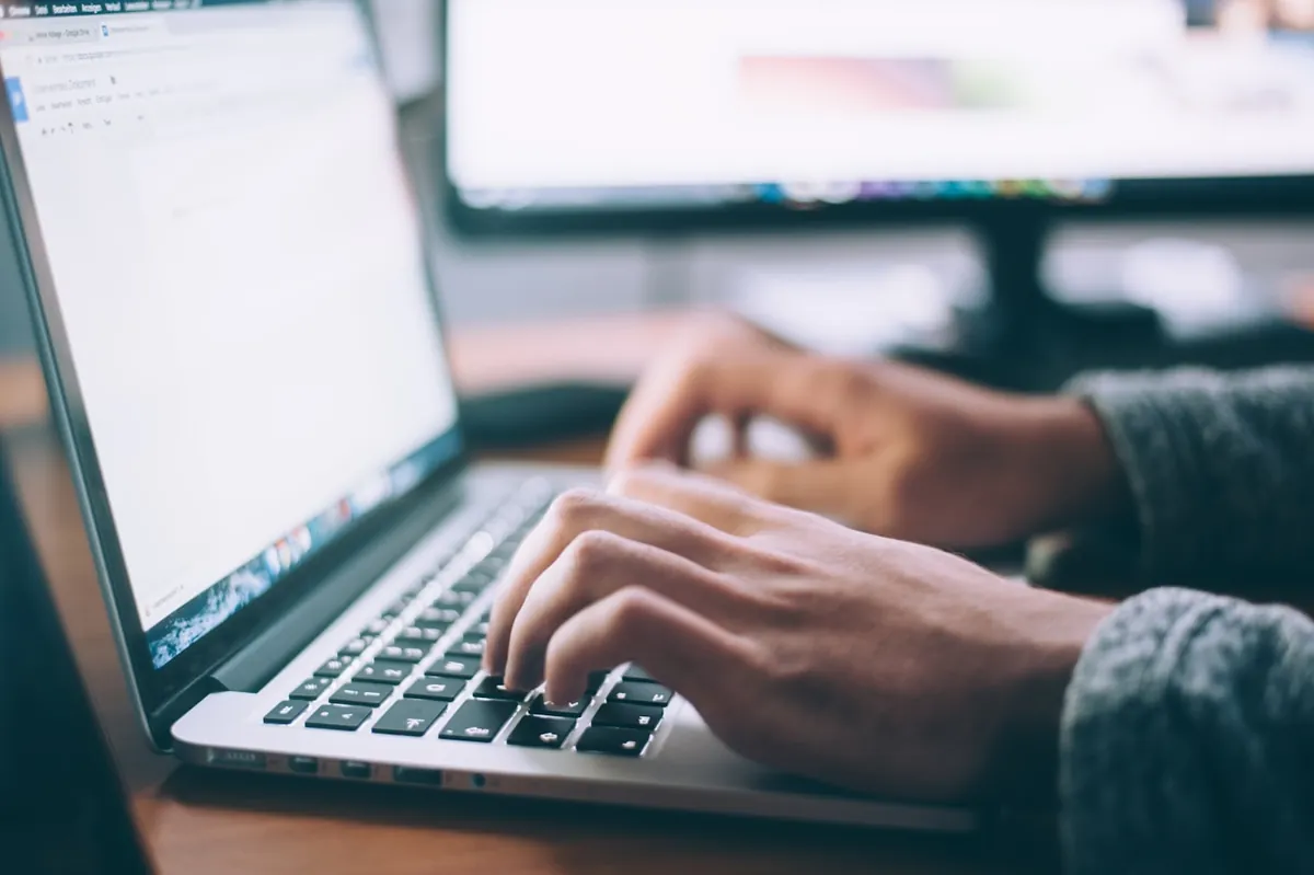 Laptop abierta para tomar cursos en línea en el campus virtual de Litsea