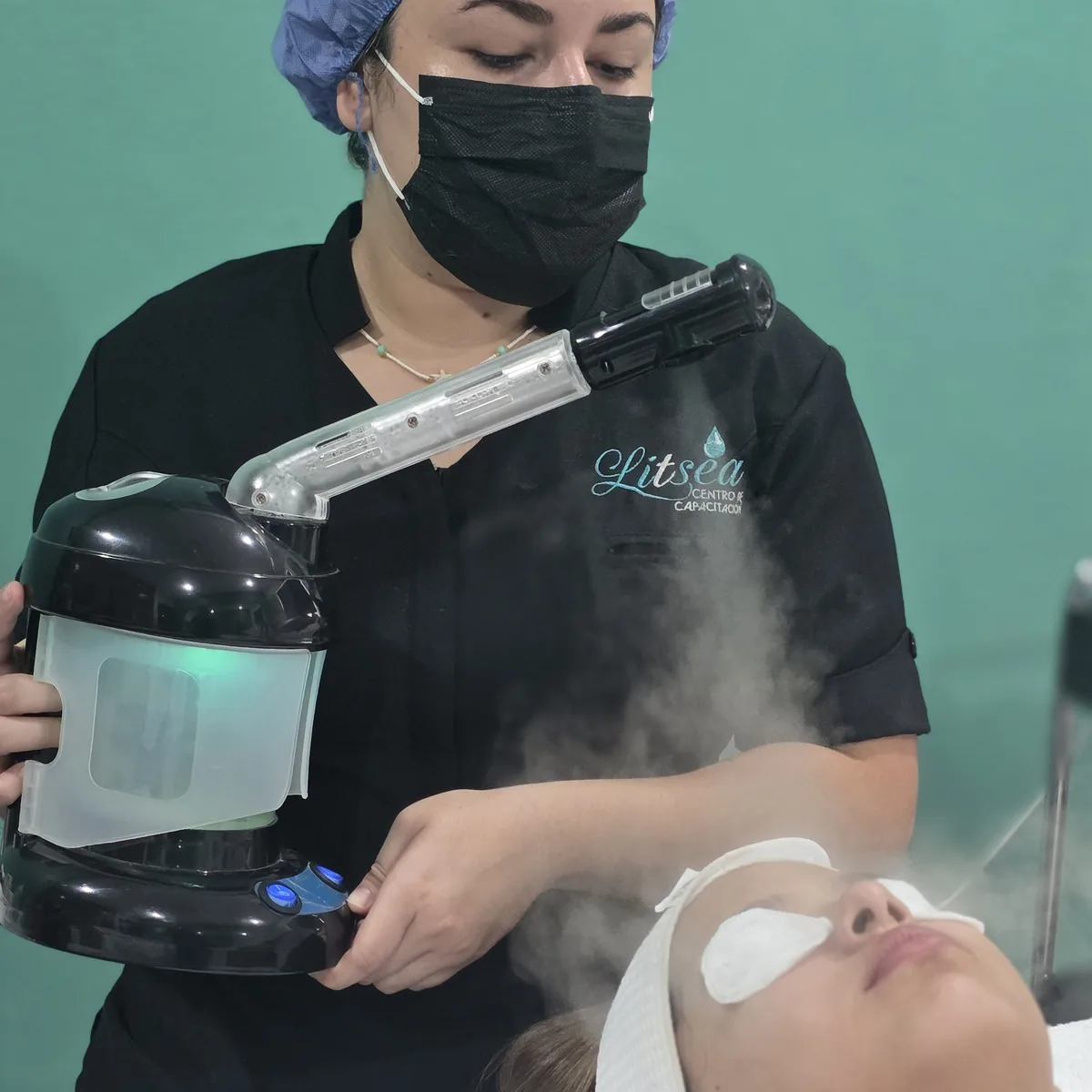 Alumna de cosmetología aplicando vapor de ozono a su clienta en cabina