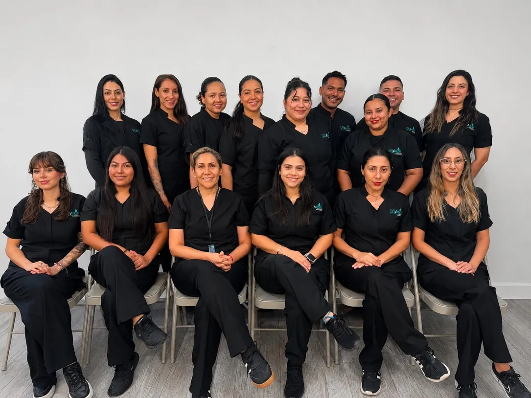 Generación de alumnas y alumnos de cosmetología de Litsea